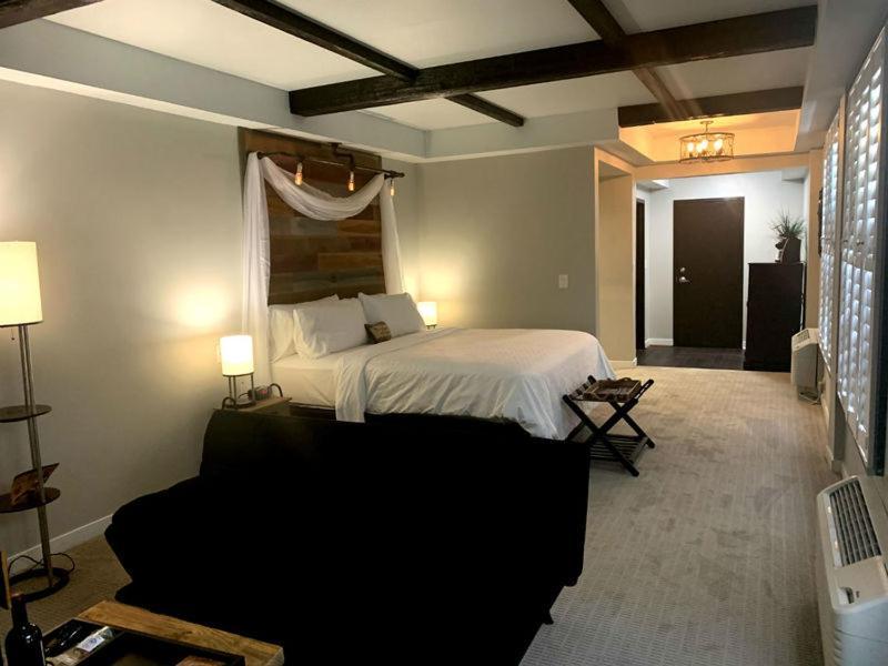 Cedar Stables Inn & Suites Сендаскі Екстер'єр фото