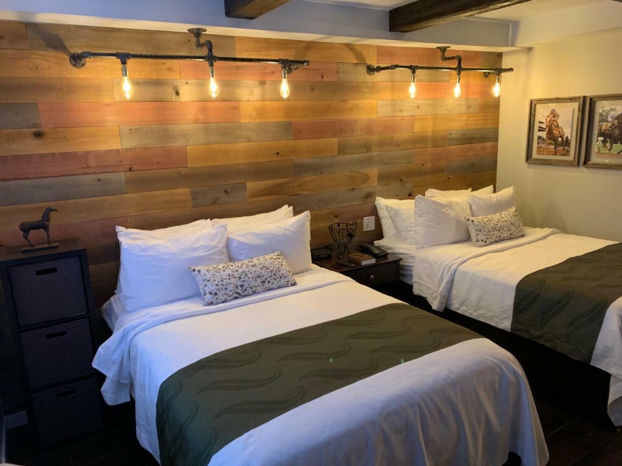 Cedar Stables Inn & Suites Сендаскі Екстер'єр фото